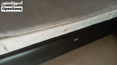 تخت للبيع جلد لون بني مع الفرشه 3