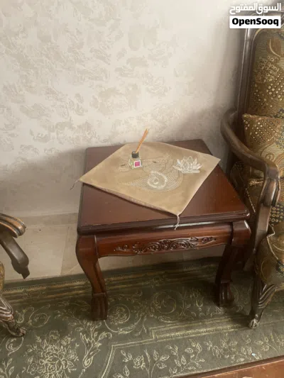 طقم كنب غرفة ضيوف وطاوله وسط وطربيزاتها 4