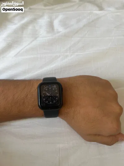 iPhone 13 (midnight ) 128 gb + Watch SE 3 40 mm آيفون 13 128 جيجابايت + ساعة آبل SE 3 مقاس 40 مم 3
