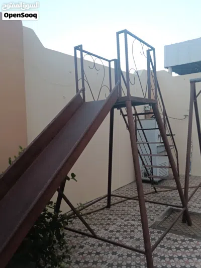 ألعاب حدائق حديد فاخرة للبيع (زلاجة + أرجوحة 3 مقاعد + كرسين) بحالة ممتازة 3