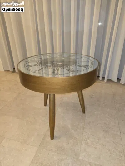 طاولة جنب مع ساعة 4