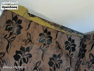 طقم كورنر لون بني مجوزات عدد 3 و مفردة عدد1 بحاجة إلى صيانة بالخشب وفي مزع خفيف من الجنب للبيع ب 15 4