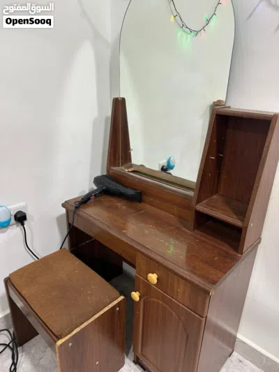تسريحة و طاولة و مرآة للبيع 3