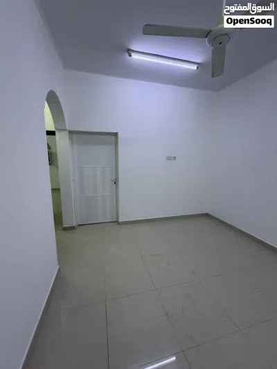 شقة في المعبيلة قريبة من الشارع السريع 4