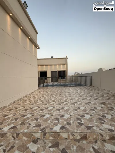 توجد استراحه للبيع فيه بركاء ويوجد بها شارع إلى الاستراحه وقريبه من الشارع مناسبه لاستخدام الشخصي 2