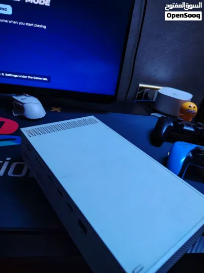 Xbox series s مستعمل مع يديتين و اشتراك قيم باس التيميت أكثر من 400 لعبه متوفره في الاشتراك 4