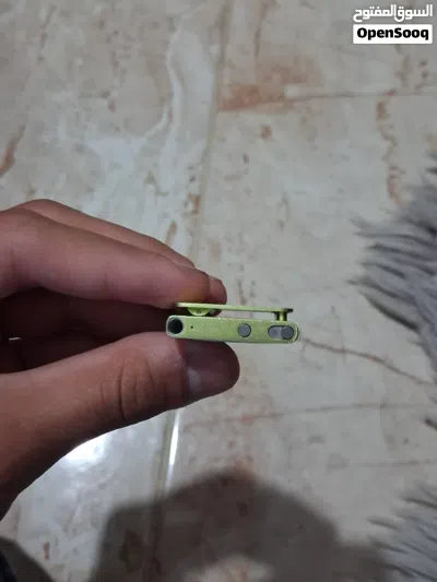 iPod Shuffle 4th Gen أصلي لون أخضر مميز - مع شاحنه الأصلي ونظيف جداً 4