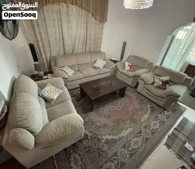 طقم كنب مستعمل للبيع (بحالة جيدة جدا) + طاولة وسطية 3
