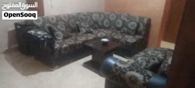 شقتين متلاصقات كل شقة مفصولة شقة 3 غرف و3 حمامات ومطبخ ومعيشة صغيرة وشقة غرفتين وصالة وحمامين ومطبخ 2