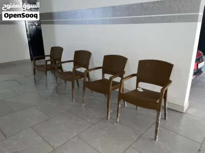 طقم خارجي 4 كراسي سيمبا مقواة مع طاولة مربعة - بحالة ممتازة / جديدة 2