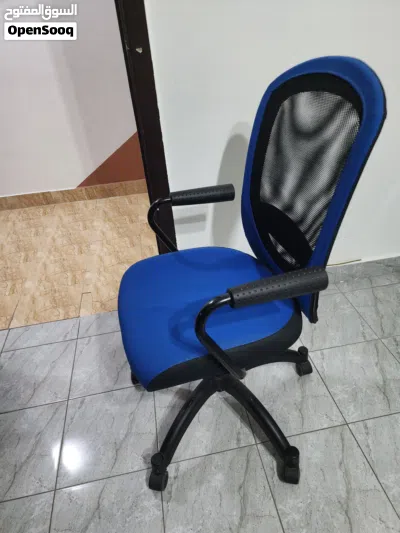 كرسي مكتب بحالة ممتازة شاريها ب85 ابيها ب10 2