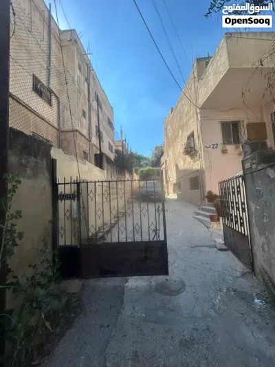 منزل مستقل للبيع، طابق واحد شقتين، وتسويتان، مفتوح على الاربع جهات. 3
