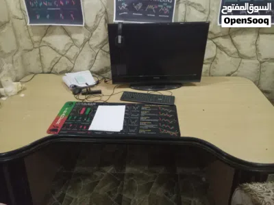 مكتب خشب متين جداً للبيع مع 3 طاولات جانبية وكرسي. الحالة: مستعمل بحالة جيدة جداً. الخشب ثقيل ومضغو 2