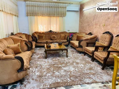 طقم كنبايات مستعمل بحالة جيدة مع طاولة الوسط والسجادة 3