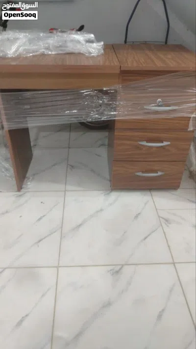 مكتب بوحدة أدراج وضلفه قلاب 4