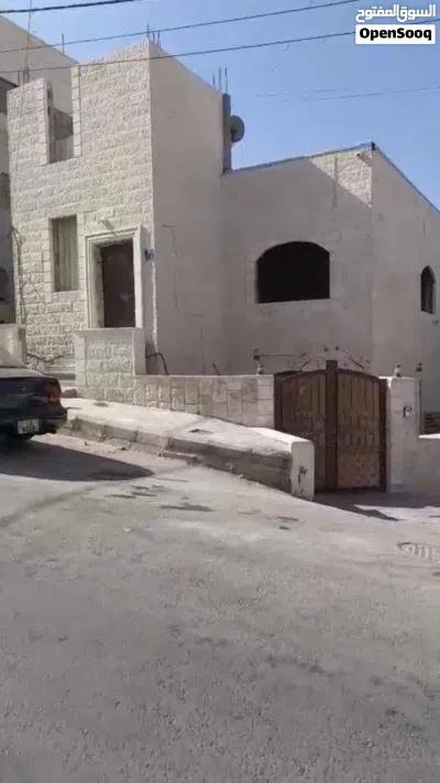منزل مكون من 3 طوابق في أجمل مناطق حي عدن في جبل النصر للبيع 2