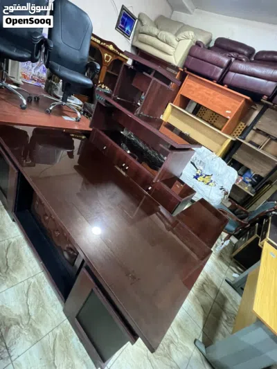 مكتب مدير كامل نظيف جدًا 3