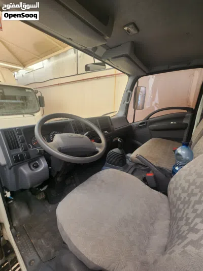2024 Isuzu NPR Double-Cab Box truck 2