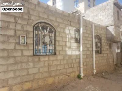 للبيع عرطه بيت شعبي لبنتين الا ربع حر على شارعين شارع 3 وشارع 6 فيه غرفتين وحمامين ومطبخ وصاله وحوش 4