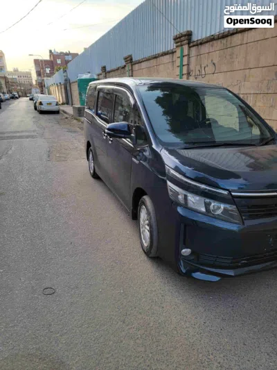 Toyota Voxy Standard 3