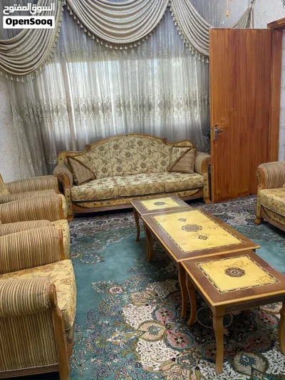 طقم كنب فاخر مع طاولتين صغار وطاوله كبيره استعمال بسيط خشب زان 3