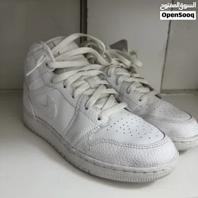 Jordan 1 mid triple white nike 2