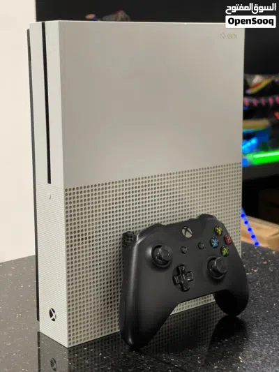 جهاز xbox one s 1TB مع كنترولر اصلي بسعررر مميز جدا فقط 100 دينار يوجد لدينا خدم 2