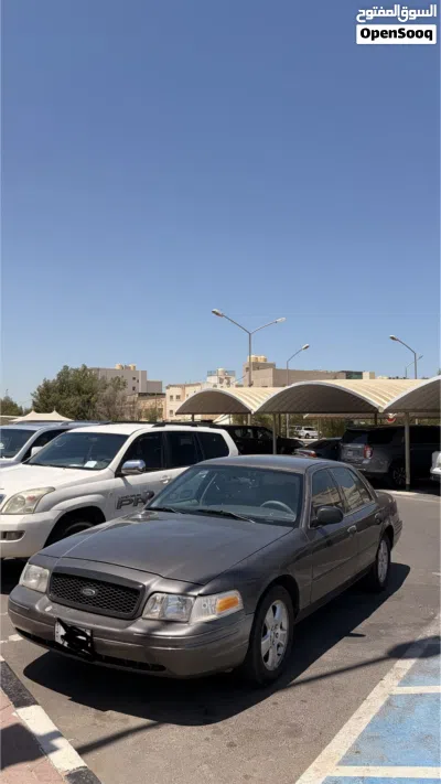Ford Crown Victoria Base 2