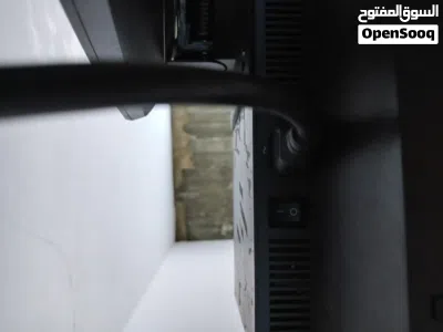 شاشة hp للبيع نضيفه ما بيها اي عطل شغاله والصور موضحة كل الازرار والفتحات البيها انا رابطها على الpc 2