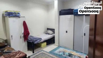 مطلوب شخص على خلق ملتزم بالنظافه والهدوء والنظام .لسكن مؤثث بالكامل شقة غرفتين وصالة وحمامين ومطبخ . 3