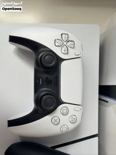 يتوفر جهاز PlayStation 5 Slim بحالة ممتازة جداً، استخدام فعلي لمدة شهر واحد فقط، نظيف بالكامل. 2