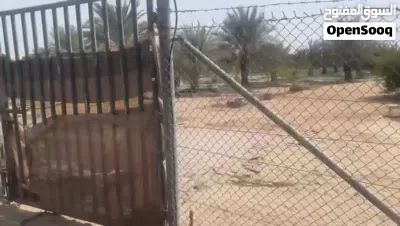 للبيع مزرعه فى الباهيه الجديده فيها سكن عمال ومسوره بشبك بالقرب من الشارع 3