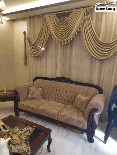 طقم كنبيات صالون بحاله جيده سبع مقاعد للبيع 2