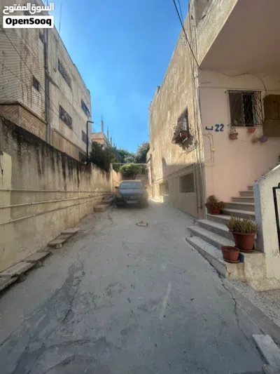 منزل مستقل للبيع، طابق واحد شقتين، وتسويتان، مفتوح على الاربع جهات. 2