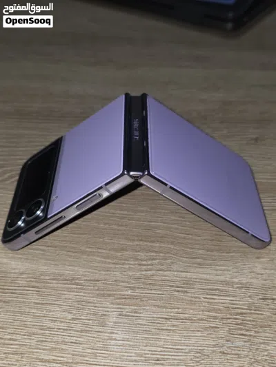 Samsung z flip4 512gb بحالة الوكاله 2
