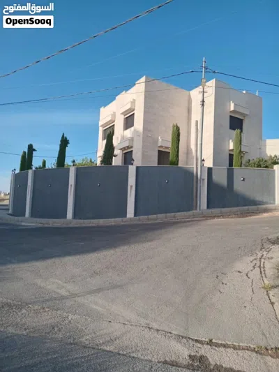 فيلا سكنيه فاخره جديده لم تسكن في اجمل احياء طريق المطار( سكن ب أحكام خاصه) على 3 شوارع 2
