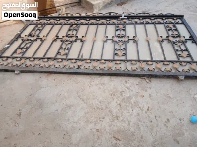 للبيع باب خارجي صالح للاستعمال صغير وكبير سحاب الباب نظيف يحتاج الي تنظيف فقط 2