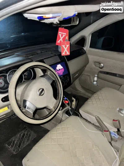Nissan Tiida 4