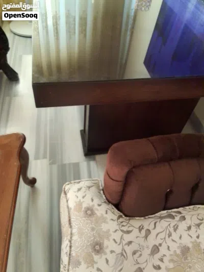 طاوله سفره بدون كراسي للبيع بحاله ممتازه عليها وجة قزاز 3