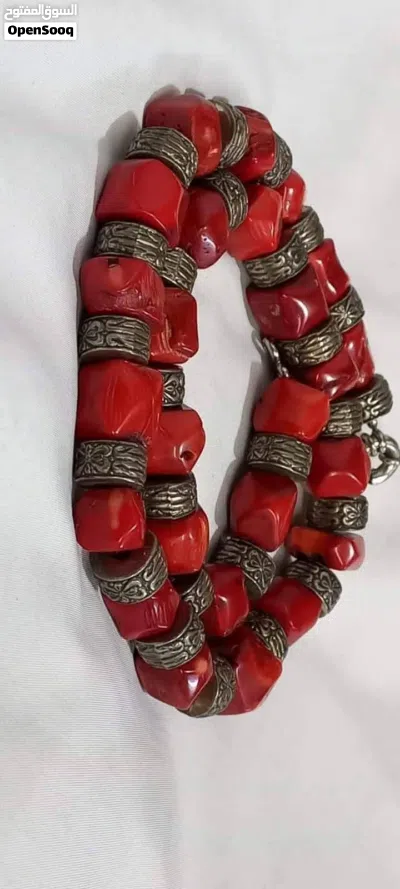 عقد اصلي وقديم من المرجان الحر الطبيعي بحجمه الخشن و بلونة المرغوب للجميع ومنهم الطامحين بأقتناء 2
