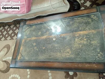 طاوله وسطيه واربع طاولات معاها 2