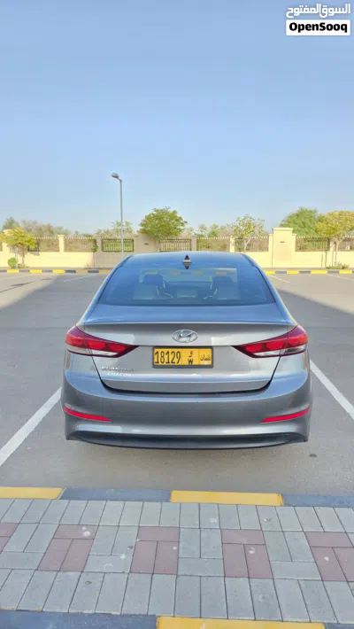 Hyundai Elantra SE 4