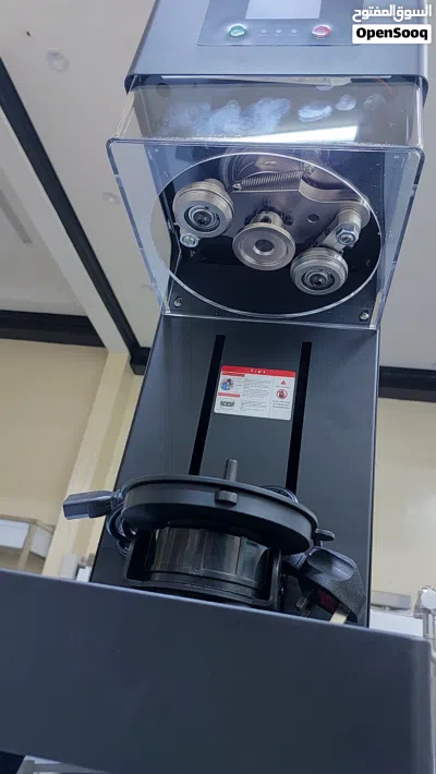 ماكينة تغليف أكواب أوتوماتيكية . High-quality automatic cup sealing machine. 3