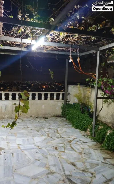 بيت مستقل للبيع مكون من طابقين في السلط مساحة 750 2