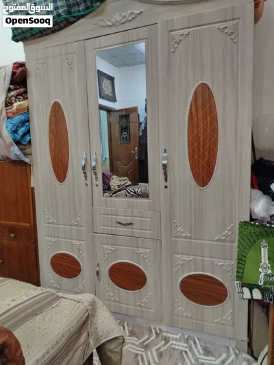 غرفة نوم مع كنتور ومعرض 4