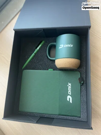 Gift box with a notebook mug and high quality pen عليه هدايا مع كوب و دفتر و قلم عالي الجودة 3