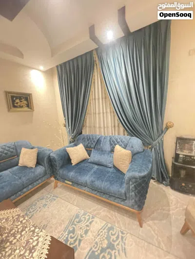 غرفة معيشه بحالة جديده للبيع بسعر مناسب جداً يوجد معها برادي +طاولات+تماثيل السعر ب350 2