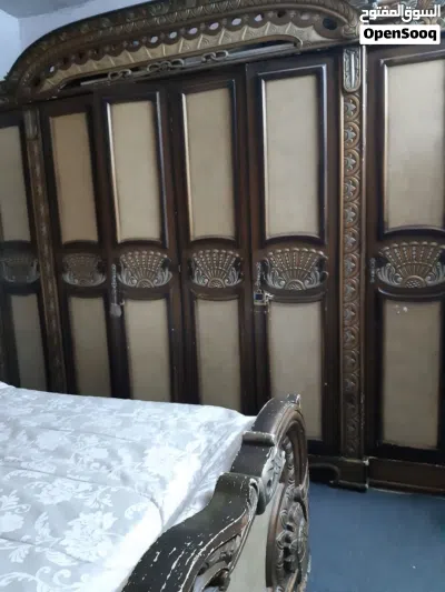 غرفة نوم خليجي تخت مجوز وخزانه 6 ضرفات وكومدينتين وتسريحه وخزانة شماعه مع مرآه للبيع بسعر مغري 3