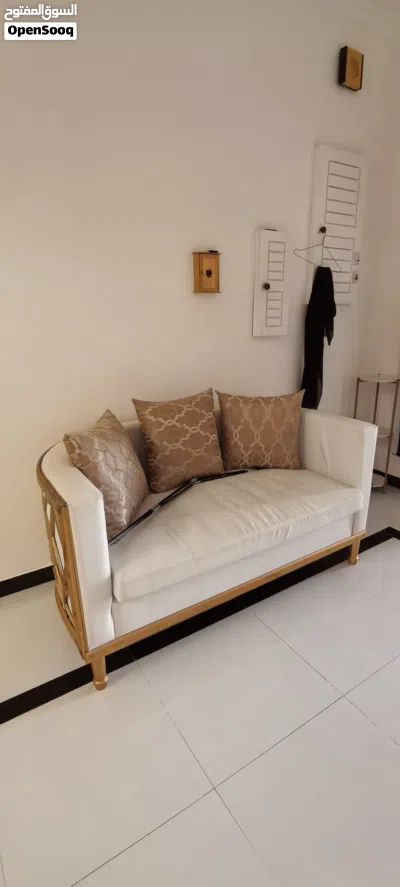 لبيع كنب شبه جديد وبحاله جيدة بسعر 60 ورف بحاله جيده ولا يوجد فيهن مشكله 60 3