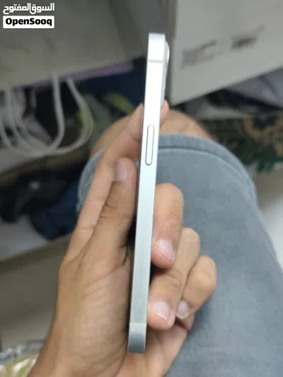 ايفون 13 عادي استعمال جديد عيب لا مش مفتوح بكل البتريه اصليه 77الهاتف بي حاله ممتازه اسعر 2500 2